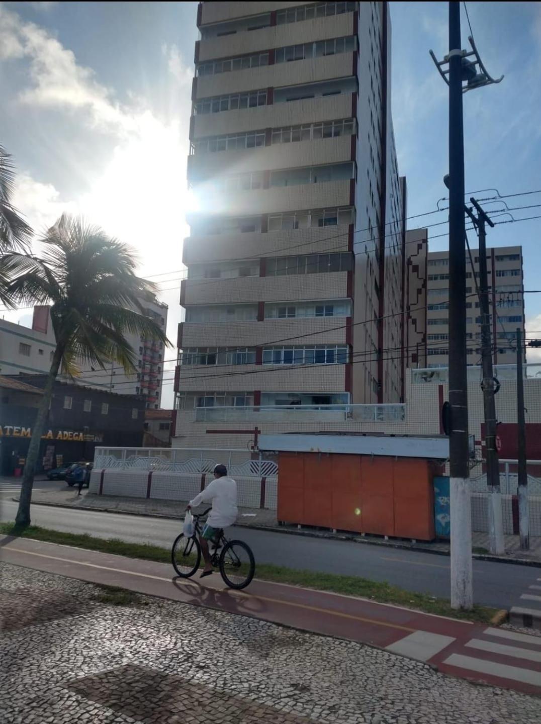 Apto Em Predio Frente A Praia, 1 Quarto, Com Garagem Coberta, Local Privilegiado * Praia Grande (Santos)
